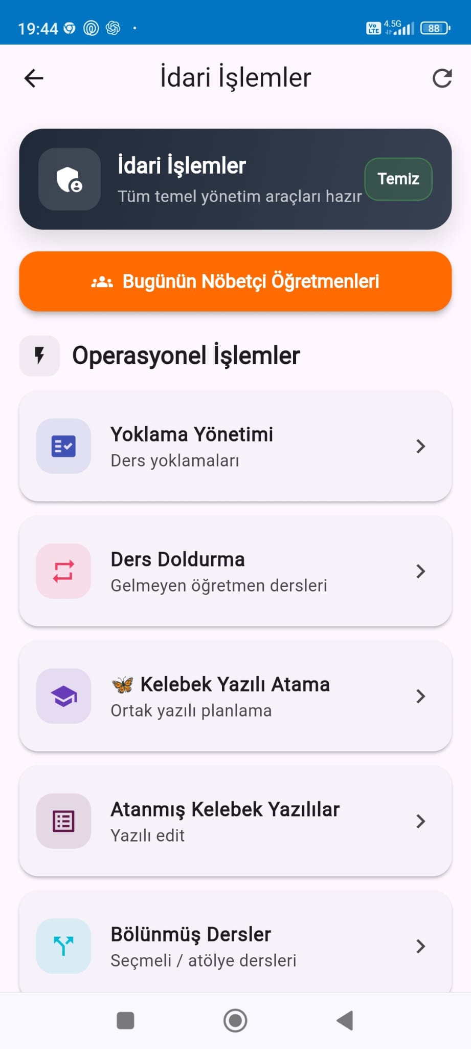 Yoklama yönetimi, ders doldurma, kelebek yazılı atama ve bölünmüş dersler idari işlemler menüsünde
